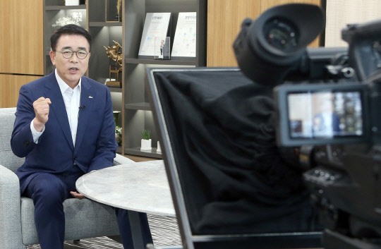 신한금융그룹은 1일 유튜브 방송을 통해 그룹 창립 19주년 기념식을 개최했다. 사전녹화(8월26일)로 진행된 이날 기념식에서 조용병 회장이 기념사를 하고 있다.    신한지주 제공